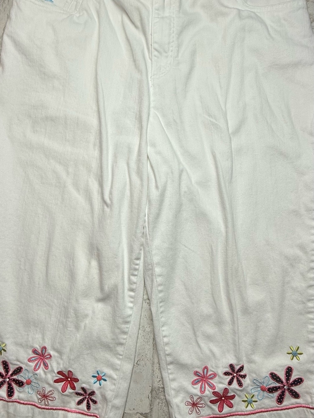 CJ Banks White Wide Leg Crop Pants Embroidered Flowers Back Buckle EUC 16W😍
